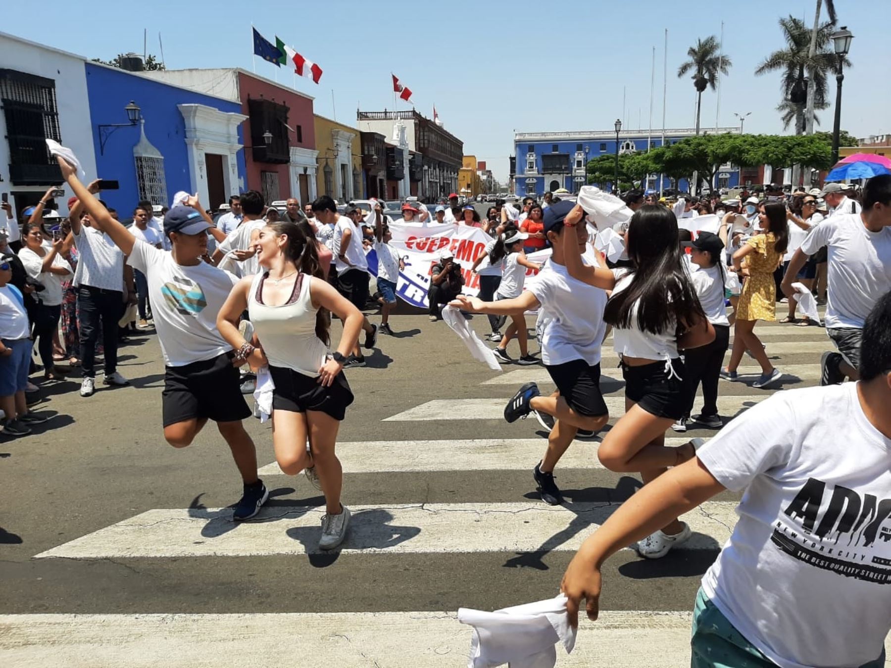 A ritmo de marinera, parejas de bailarines de marinera norteña demandaron a la municipalidad de Trujillo que el Concurso Nacional de ese baile se celebre en esa ciudad. Foto: Luis Puell