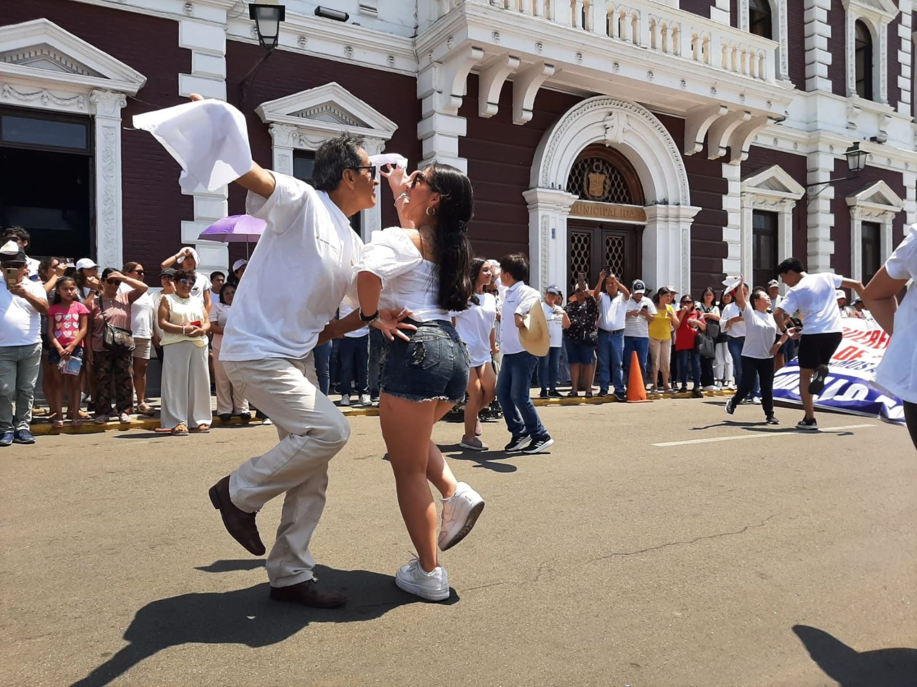 Parejas de bailarines de marinera realizaron una protesta ayer frente a la Municipalidad de Trujillo reclamando que el Concurso Nacional de Marinera se realice en dicha ciudad. Foto: Luis Puell