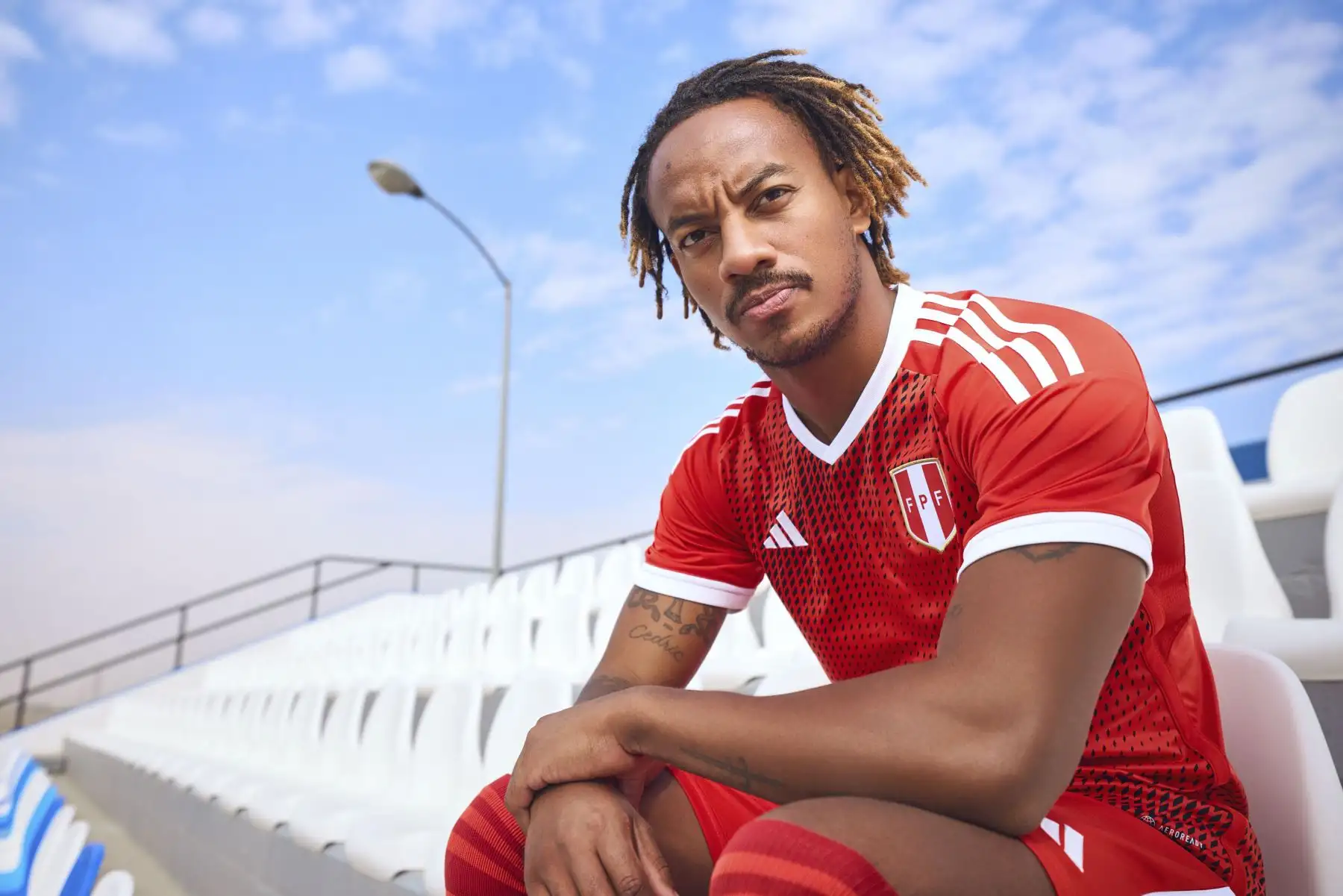 La selección peruana presentó su nueva camiseta oficial que usará en su nuevo proceso rumbo al Mundial 2026; elaborada por la marca transnacional Adidas y en el cual se observa que se mantiene la tradicional franja roja.
Foto: ANDINA/FPF