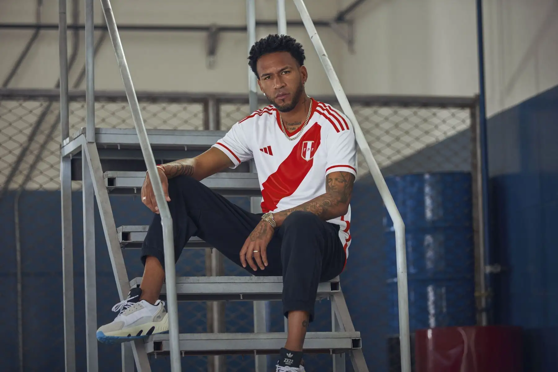 La selección peruana presentó su nueva camiseta oficial que usará en su nuevo proceso rumbo al Mundial 2026; elaborada por la marca transnacional Adidas y en el cual se observa que se mantiene la tradicional franja roja.
Foto: ANDINA/FPF