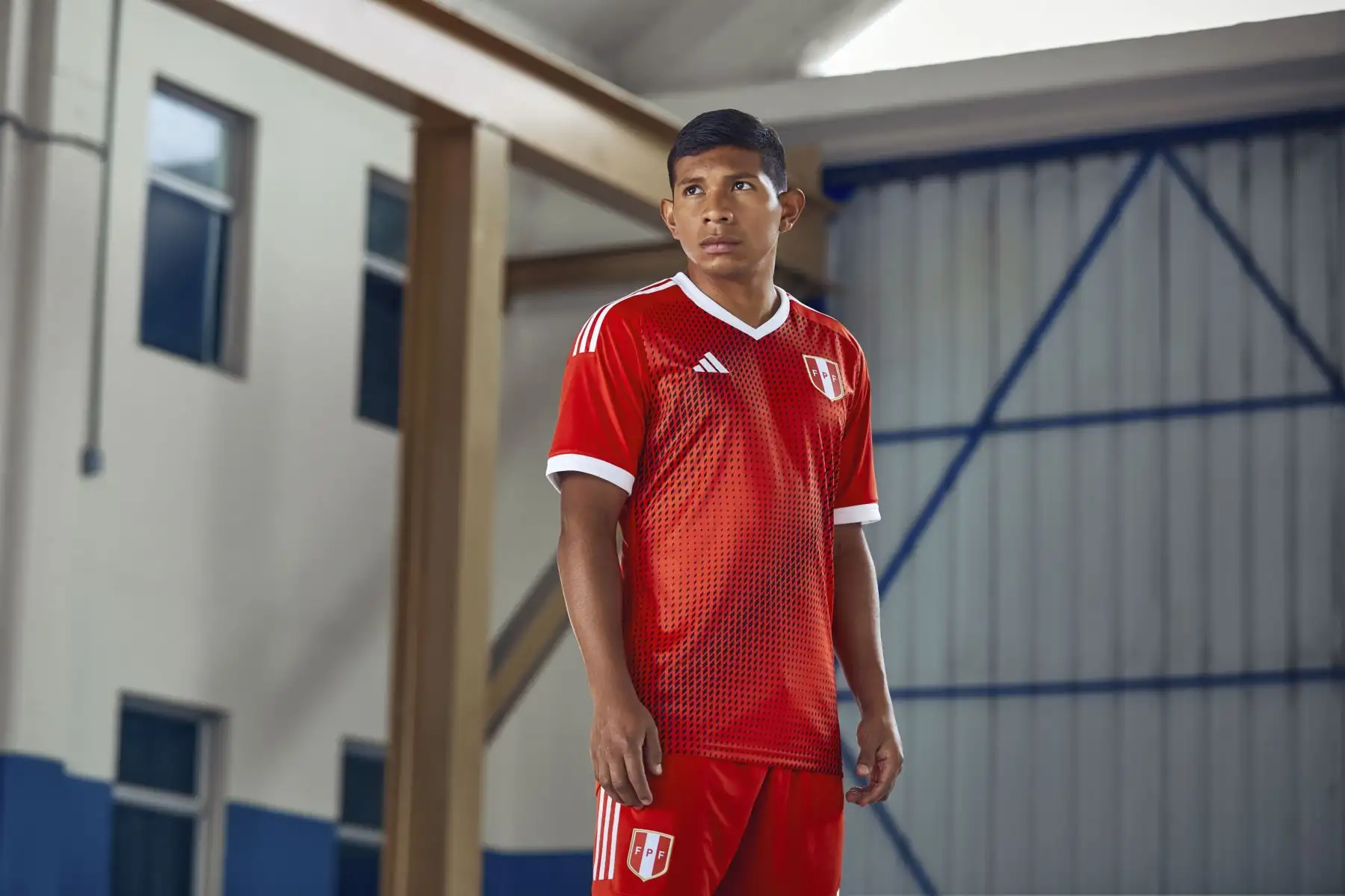 La selección peruana presentó su nueva camiseta oficial que usará en su nuevo proceso rumbo al Mundial 2026; elaborada por la marca transnacional Adidas y en el cual se observa que se mantiene la tradicional franja roja.
Foto: ANDINA/FPF