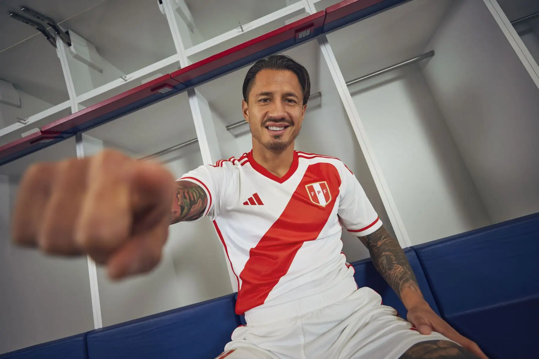 La selección peruana presentó su nueva camiseta oficial que usará en su nuevo proceso rumbo al Mundial 2026; elaborada por la marca transnacional Adidas y en el cual se observa que se mantiene la tradicional franja roja.
Foto: ANDINA/FPF