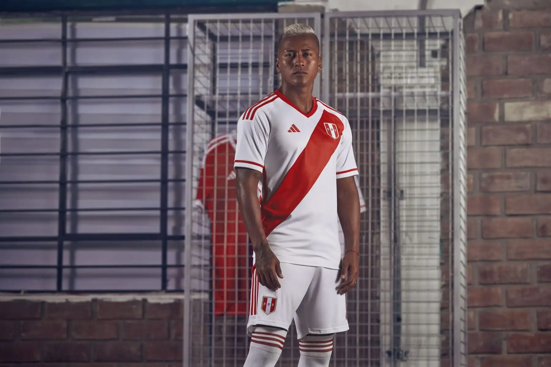 La selección peruana presentó su nueva camiseta oficial que usará en su nuevo proceso rumbo al Mundial 2026; elaborada por la marca transnacional Adidas y en el cual se observa que se mantiene la tradicional franja roja.
Foto: ANDINA/FPF