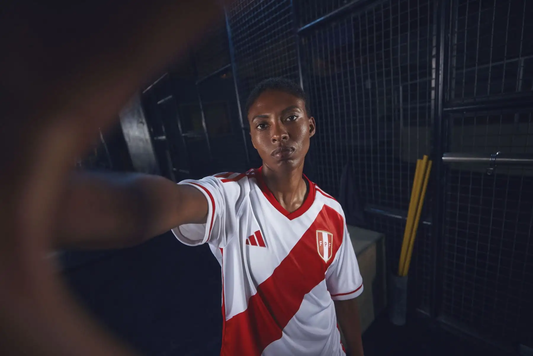 La selección peruana presentó su nueva camiseta oficial que usará en su nuevo proceso rumbo al Mundial 2026; elaborada por la marca transnacional Adidas y en el cual se observa que se mantiene la tradicional franja roja.
Foto: ANDINA/FPF
