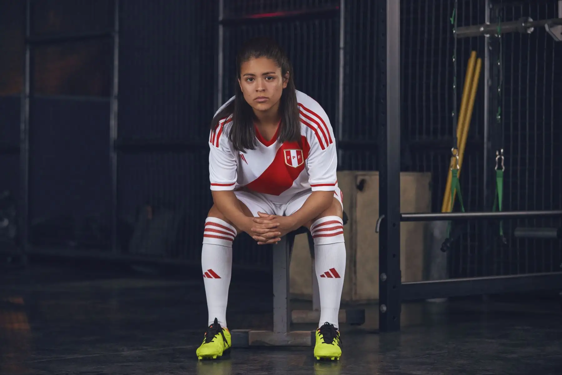 La selección peruana presentó su nueva camiseta oficial que usará en su nuevo proceso rumbo al Mundial 2026; elaborada por la marca transnacional Adidas y en el cual se observa que se mantiene la tradicional franja roja.
Foto: ANDINA/FPF