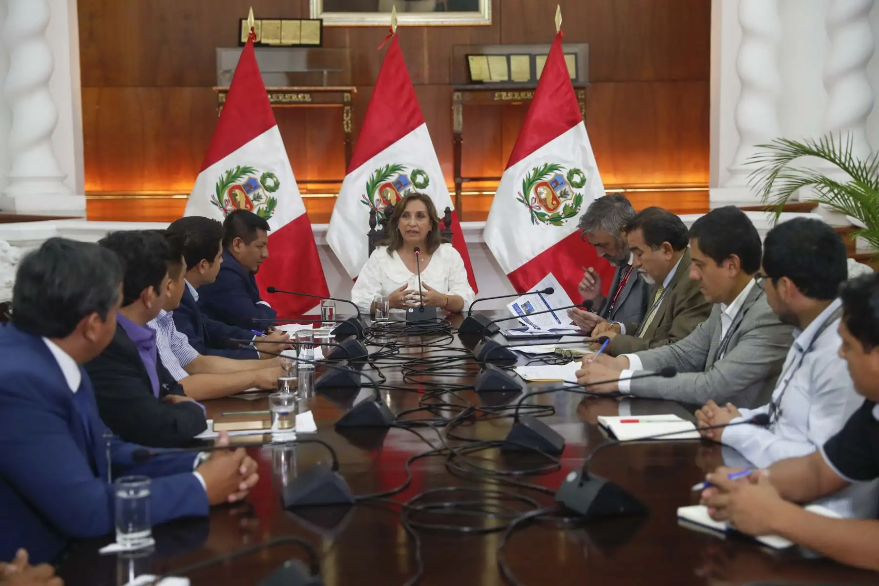 Presidenta Dina Boluarte se reunió con el gobernador regional de Loreto, René Chávez, y alcaldes de la zona, con quienes abordó la problemática local y acordó entablar una coordinación permanente para atender sus principales necesidades. Foto: ANDINA/Presidencia Perú