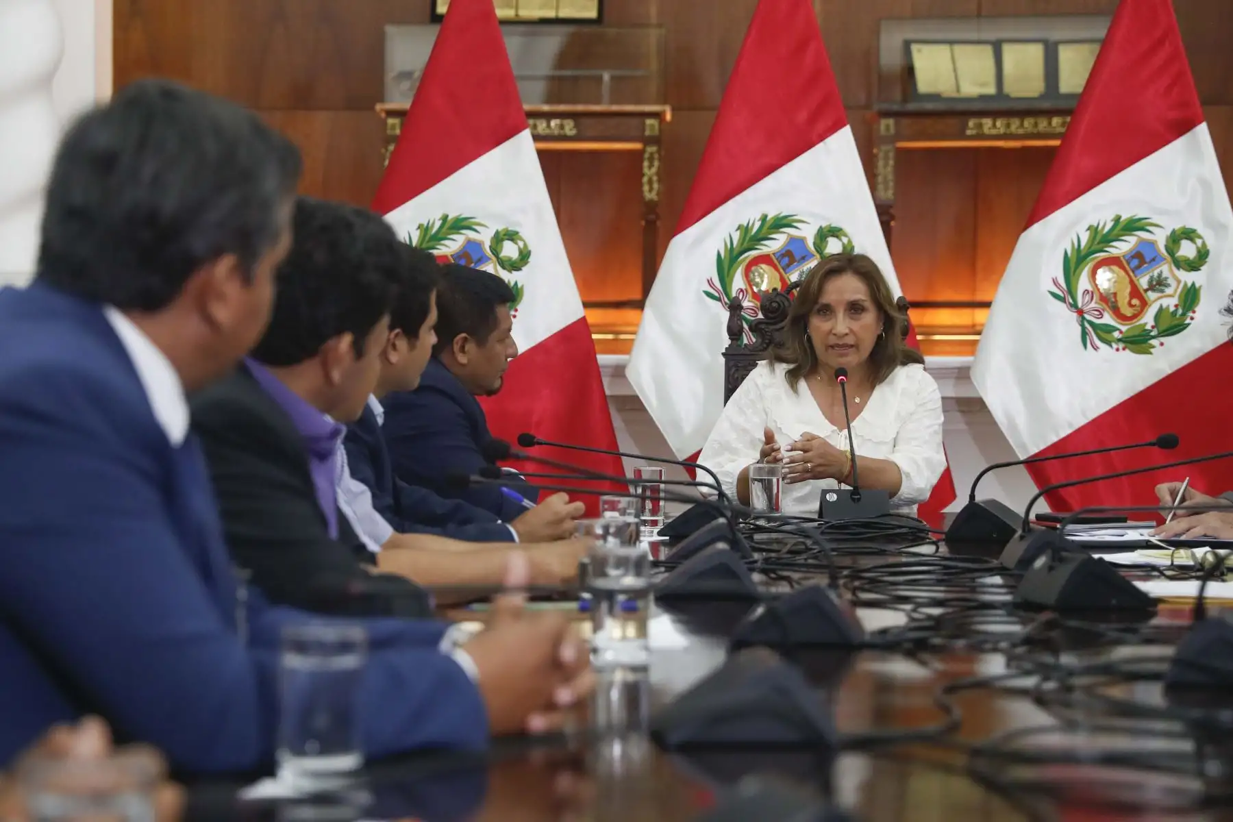 Presidenta Dina Boluarte se reunió con el gobernador regional de Loreto, René Chávez, y alcaldes de la zona, con quienes abordó la problemática local y acordó entablar una coordinación permanente para atender sus principales necesidades. Foto: ANDINA/Presidencia Perú