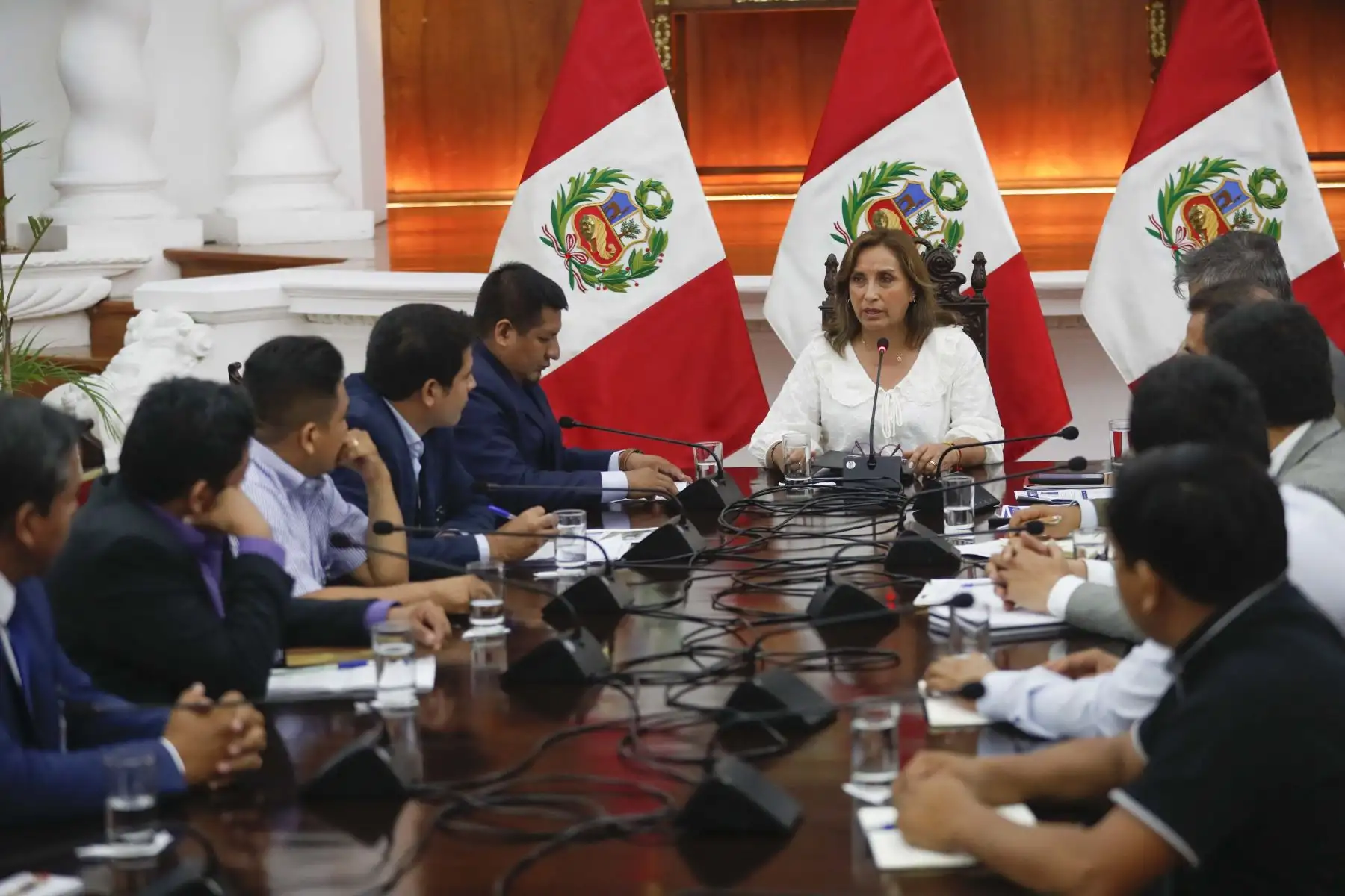 Presidenta Dina Boluarte se reunió con el gobernador regional de Loreto, René Chávez, y alcaldes de la zona, con quienes abordó la problemática local y acordó entablar una coordinación permanente para atender sus principales necesidades. Foto: ANDINA/Presidencia Perú