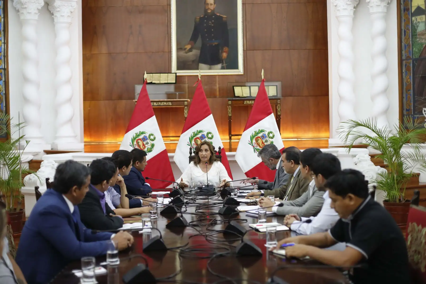 Presidenta Dina Boluarte se reunió con el gobernador regional de Loreto, René Chávez, y alcaldes de la zona, con quienes abordó la problemática local y acordó entablar una coordinación permanente para atender sus principales necesidades. Foto: ANDINA/Presidencia Perú