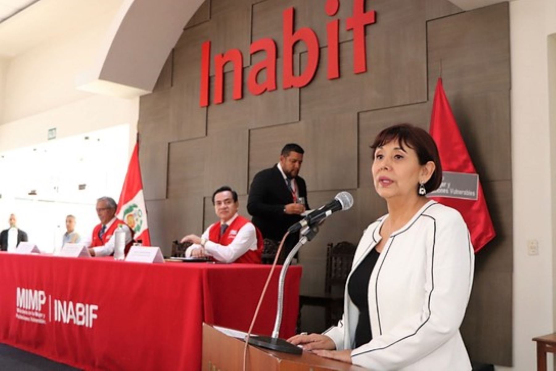 La ministra Nancy Tolentino Gamarra recibió el saludo de los trabajadores del Inabif. Foto: ANDINA/Difusión