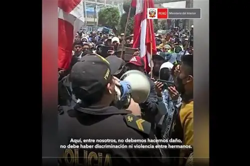 Escena del mensaje que dirigió en quechua el policía Rosbelino Chocca a manifestantes en Huancavelica.