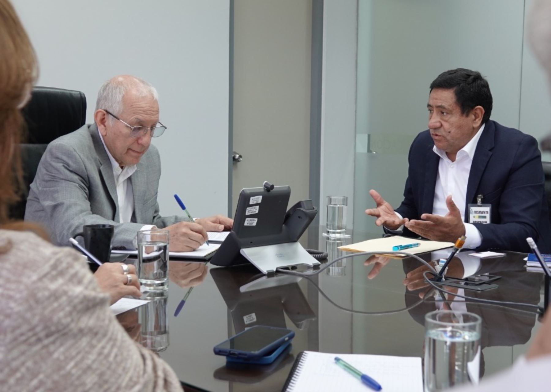 Ministro de Educación, Oscar Becerra, se reunió con el gobernador regional de Amazonas, Gilmer Horna, y anunció la transferencia de recursos para el mantenimiento de colegios de esa región.