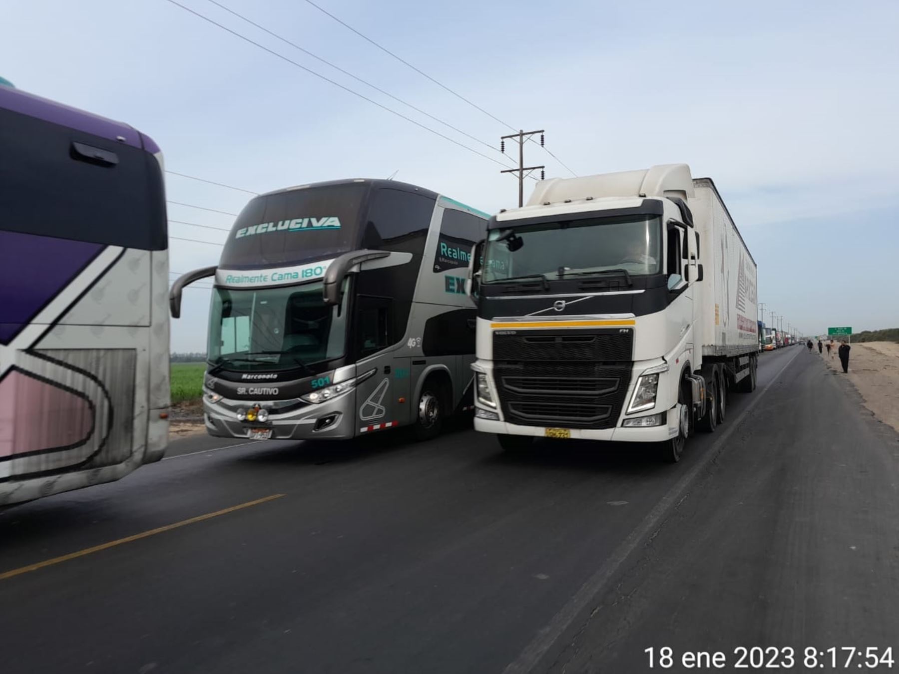 La carretera Panamericana Norte fue nuevamente bloqueada por manifestantes a la altura del distrito de Chao, región La Libertad.