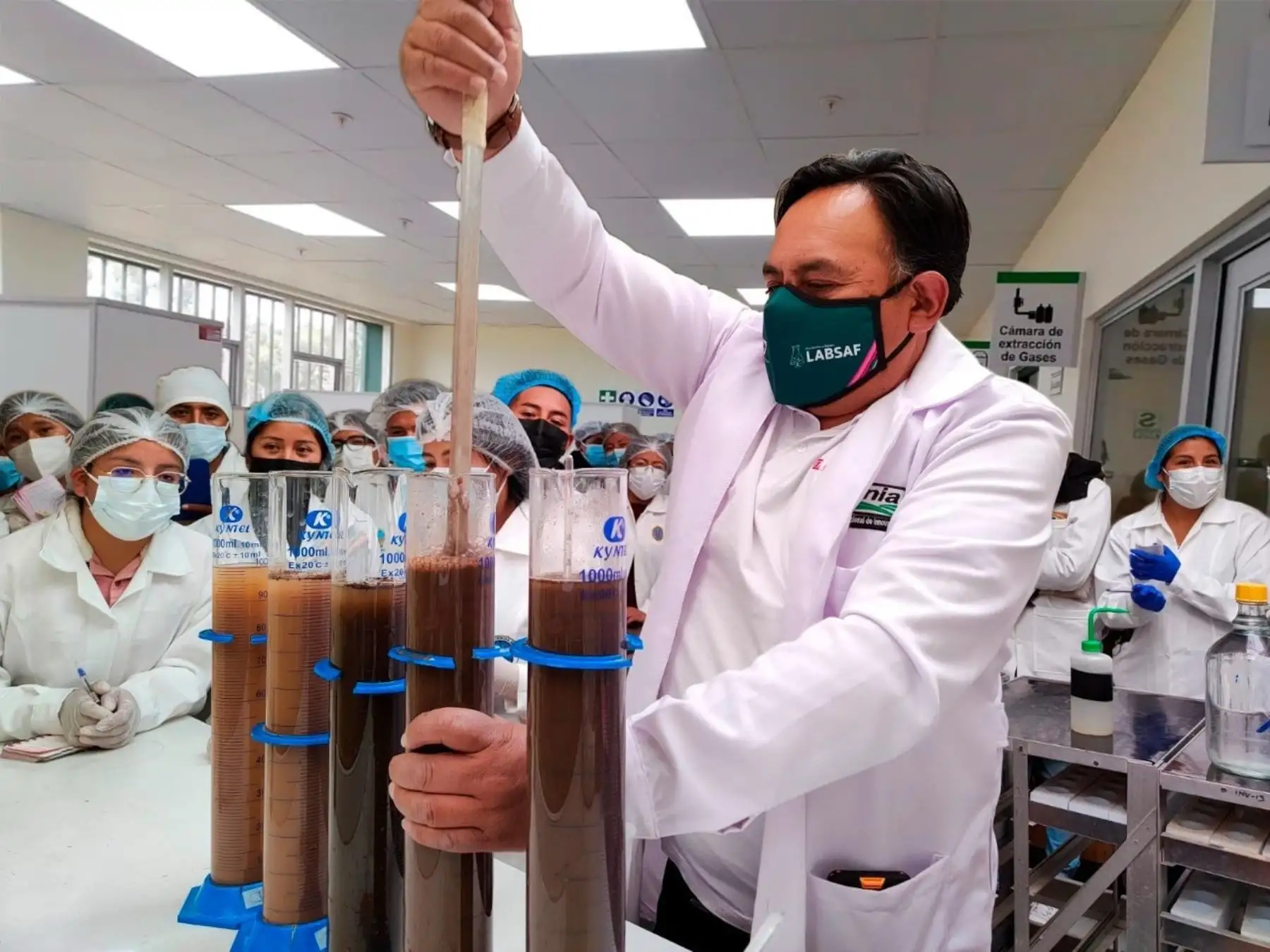 La red de 12 laboratorios del INIA especializados en análisis de suelos, agua y foliares, fue acreditado por el Inacal para brindar servicios de calidad. ANDINA/Difusión