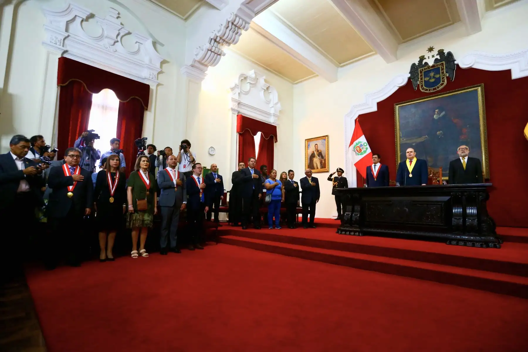 Sesión Solemne en el Palacio Municipal por el 488 aniversario de la Ciudad de Lima dirigida por el Alcalde de Lima, Rafael López Aliaga, el presidente del Congreso, José Williams Zapata, y Secretario del consejo metropolitano Jose Danós, contando con presencia de autoridades de los Poderes del Estado, Fuerza Armada y PNP, alcaldes, representantes del cuerpo diplomático, de instituciones públicas y privadas, entre otros.
Foto: ANDINA/Ricardo Cuba