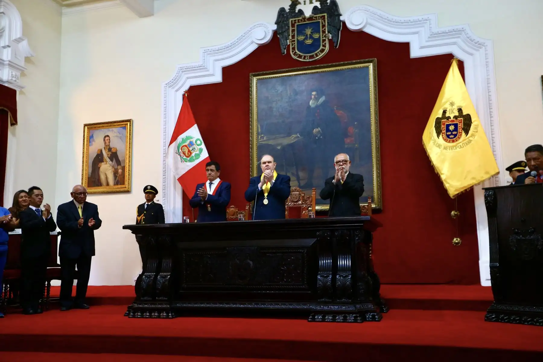 Sesión Solemne en el Palacio Municipal por el 488 aniversario de la Ciudad de Lima dirigida por el Alcalde de Lima, Rafael López Aliaga, el presidente del Congreso, José Williams Zapata, y Secretario del consejo metropolitano Jose Danós, contando con presencia de autoridades de los Poderes del Estado, Fuerza Armada y PNP, alcaldes, representantes del cuerpo diplomático, de instituciones públicas y privadas, entre otros.
Foto: ANDINA/Ricardo Cuba