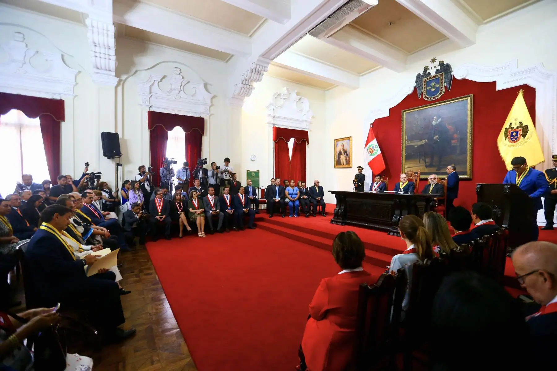 Sesión Solemne en el Palacio Municipal por el 488 aniversario de la Ciudad de Lima dirigida por el Alcalde de Lima, Rafael López Aliaga, el presidente del Congreso, José Williams Zapata, y Secretario del consejo metropolitano Jose Danós, contando con presencia de autoridades de los Poderes del Estado, Fuerza Armada y PNP, alcaldes, representantes del cuerpo diplomático, de instituciones públicas y privadas, entre otros.
Foto: ANDINA/Ricardo Cuba