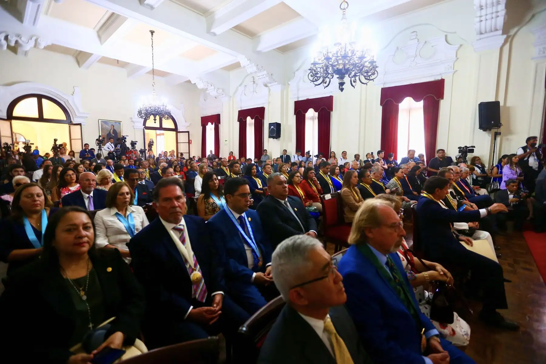 Sesión Solemne en el Palacio Municipal por el 488 aniversario de la Ciudad de Lima dirigida por el Alcalde de Lima, Rafael López Aliaga, el presidente del Congreso, José Williams Zapata, y Secretario del consejo metropolitano Jose Danós, contando con presencia de autoridades de los Poderes del Estado, Fuerza Armada y PNP, alcaldes, representantes del cuerpo diplomático, de instituciones públicas y privadas, entre otros.
Foto: ANDINA/Ricardo Cuba