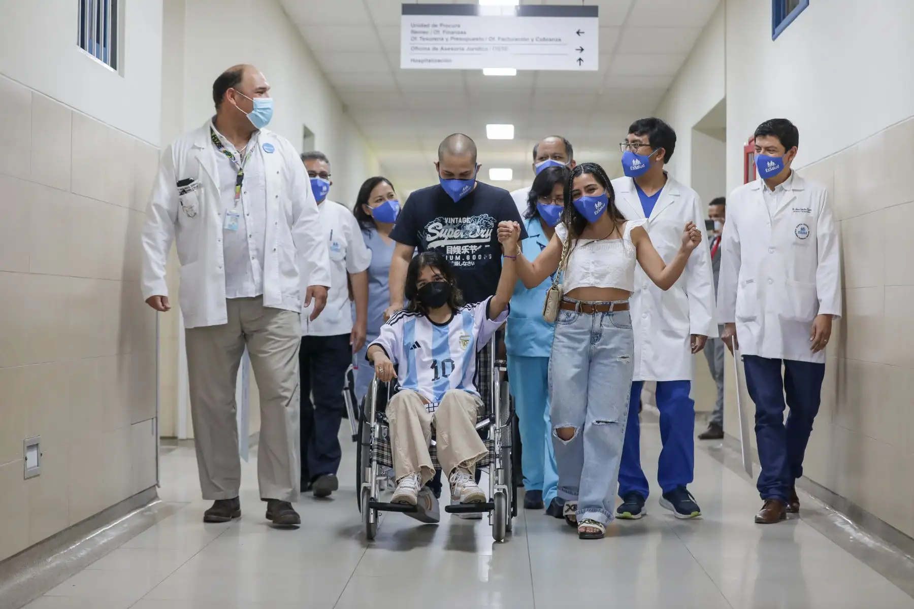 Luanna, la menor de 12 años de edad que sufrió múltiples facturas en octubre de 2022 tras caer del quinto piso de su colegio, fue dada de alta del Hospital Nacional Guillermo Almenara Irigoyen del Seguro Social de Salud (EsSalud) tras pasar por nueve cirugías reconstructivas e intensos tratamientos especializados, lo que permitió salvarle la vida.
Foto: ANDINA/EsSalud