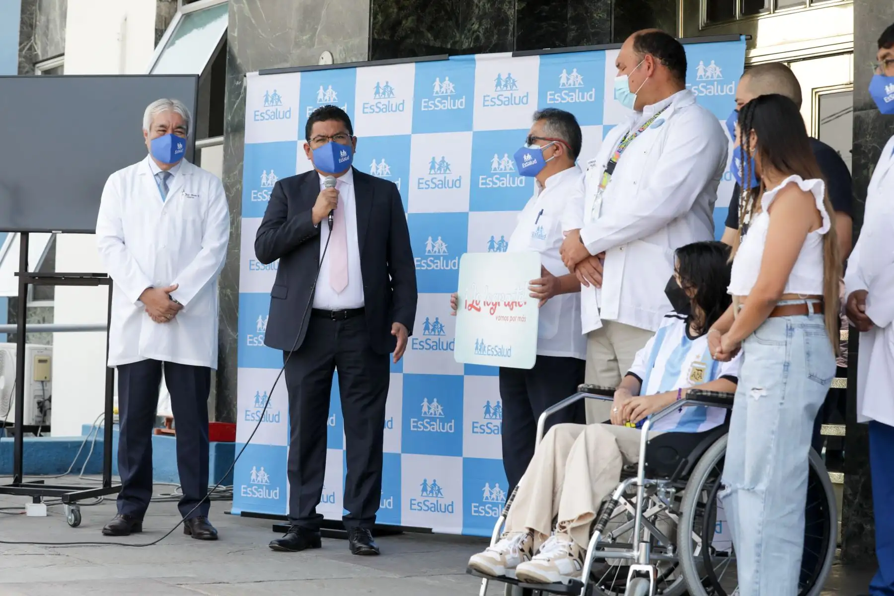 El presidente ejecutivo de EsSalud, Dr. Arturo Orellana Vicuña, destacó y agradeció el profesionalismo de los doctores del hospital Almenara, sobre todo del Servicio de Traumatología, y la fortaleza que mostró Luanna, quien ingresará al segundo año de secundaria, le gusta pintar y quiere convertirse en pilota de avión.
Foto: ANDINA/EsSalud