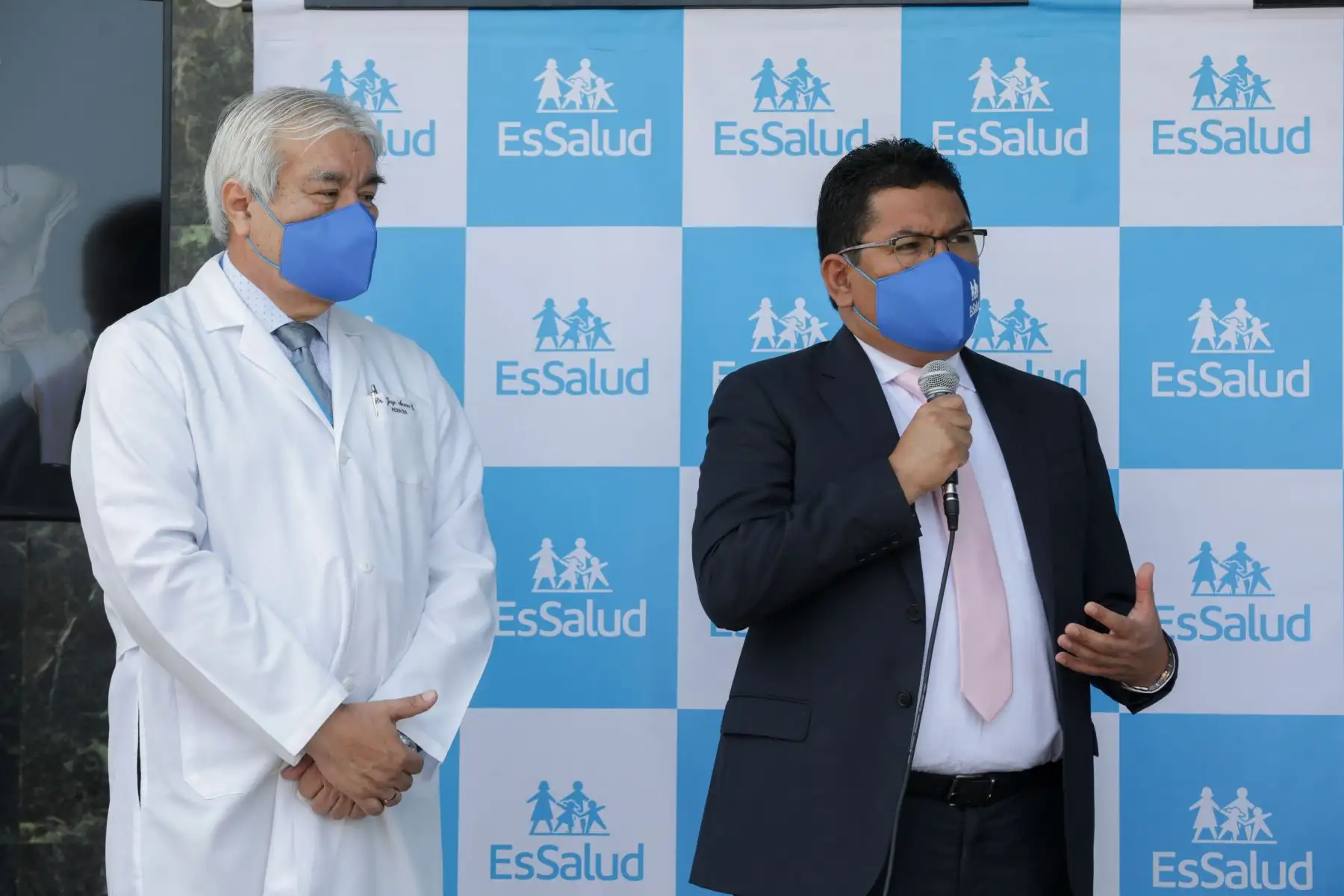El presidente ejecutivo de EsSalud, Dr. Arturo Orellana Vicuña, destacó y agradeció el profesionalismo de los doctores del hospital Almenara, sobre todo del Servicio de Traumatología, y la fortaleza que mostró Luanna, quien ingresará al segundo año de secundaria, le gusta pintar y quiere convertirse en pilota de avión.
Foto: ANDINA/EsSalud