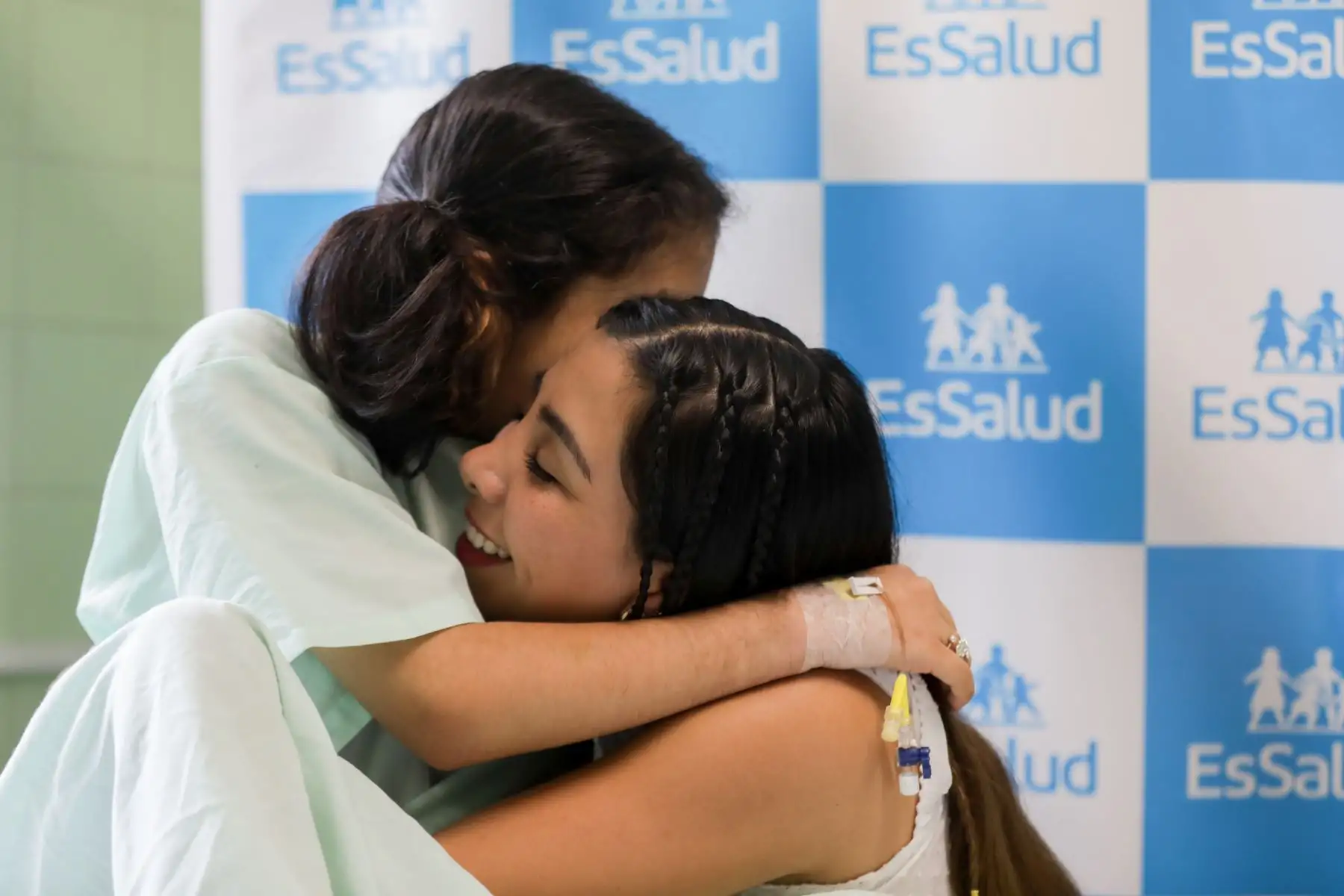 Los padres de Luanna, Jaime y María, estuvieron presentes en la ceremonia de alta, así como el Dr. Jorge Amoros Castañeda, gerente de la Red Prestacional Almenara, el Dr. Marco Rebatta Zuzunaga, jefe del Servicio de Traumatología y el equipo multidisciplinario conformado por médicos, enfermeras, psicólogos, entre otros especialistas que atendieron el caso de la menor.
Foto: ANDINA/EsSalud