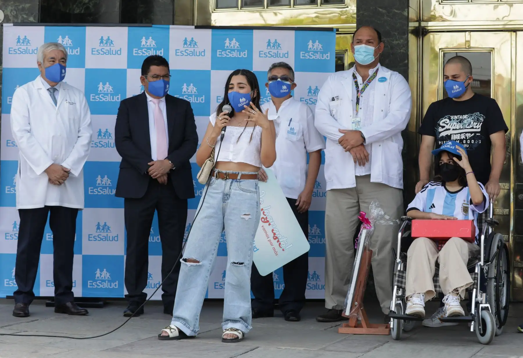 Los padres de Luanna, Jaime y María, estuvieron presentes en la ceremonia de alta, así como el Dr. Jorge Amoros Castañeda, gerente de la Red Prestacional Almenara, el Dr. Marco Rebatta Zuzunaga, jefe del Servicio de Traumatología y el equipo multidisciplinario conformado por médicos, enfermeras, psicólogos, entre otros especialistas que atendieron el caso de la menor.
Foto: ANDINA/EsSalud