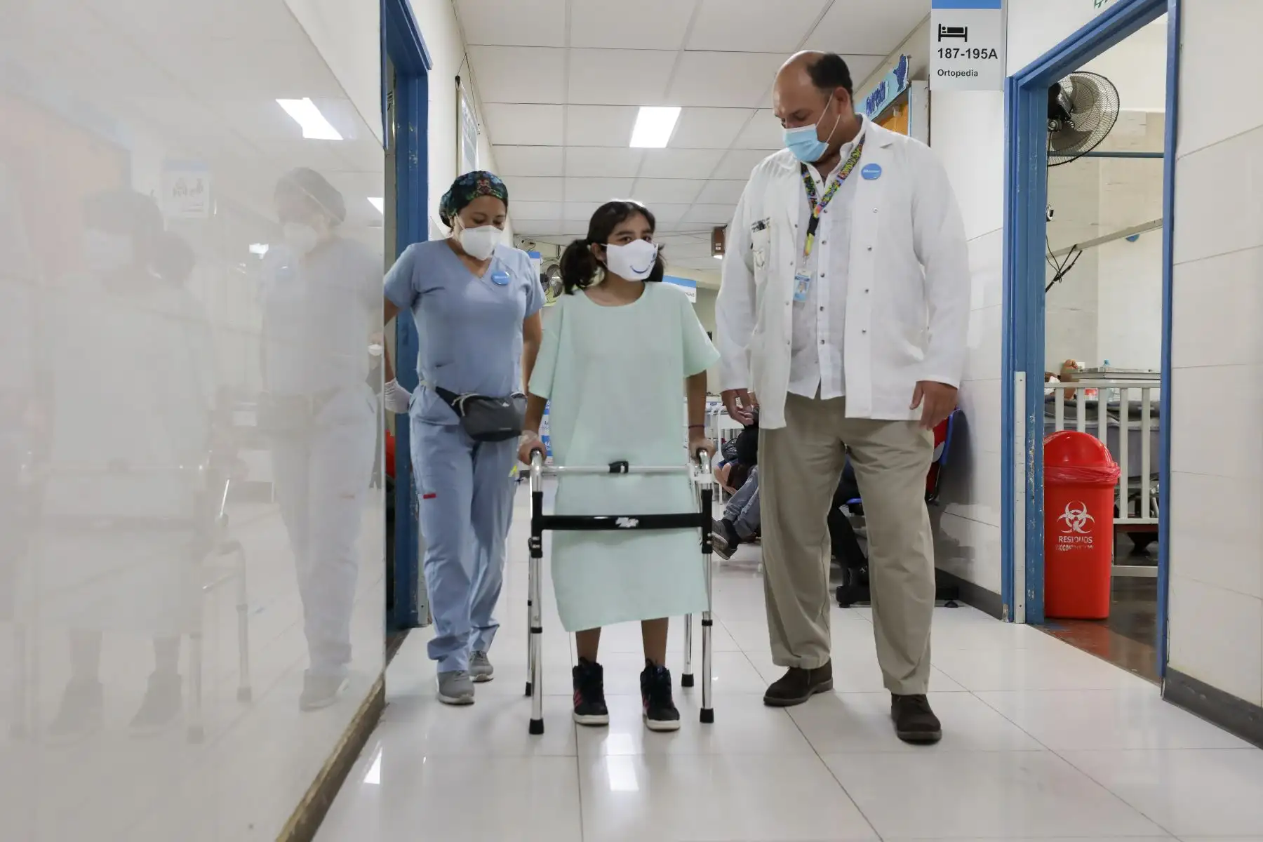 Alrededor de 30 médicos especialistas de este nosocomio participaron en las diferentes intervenciones quirúrgicas a las que fue sometida la menor y, luego de casi dos meses y medio, continuará su recuperación en casa, no solo quirúrgicamente sino también con la rehabilitación física y psicológica, gracias al Servicio de Psiquiatría Infanto juvenil y Psicología del Almenara.
Foto: ANDINA/EsSalud