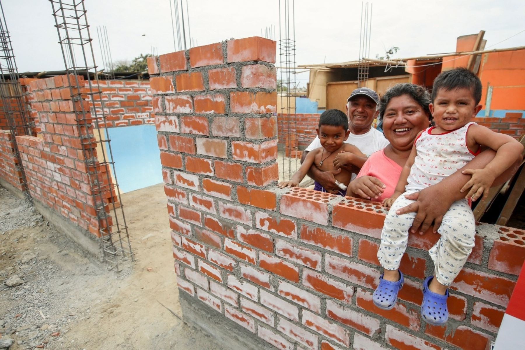 Familia beneficiaria del Bono Familiar Habitacional (BFH) en la modalidad "Construcción en Sitio Propio". Foto: Cortesía.