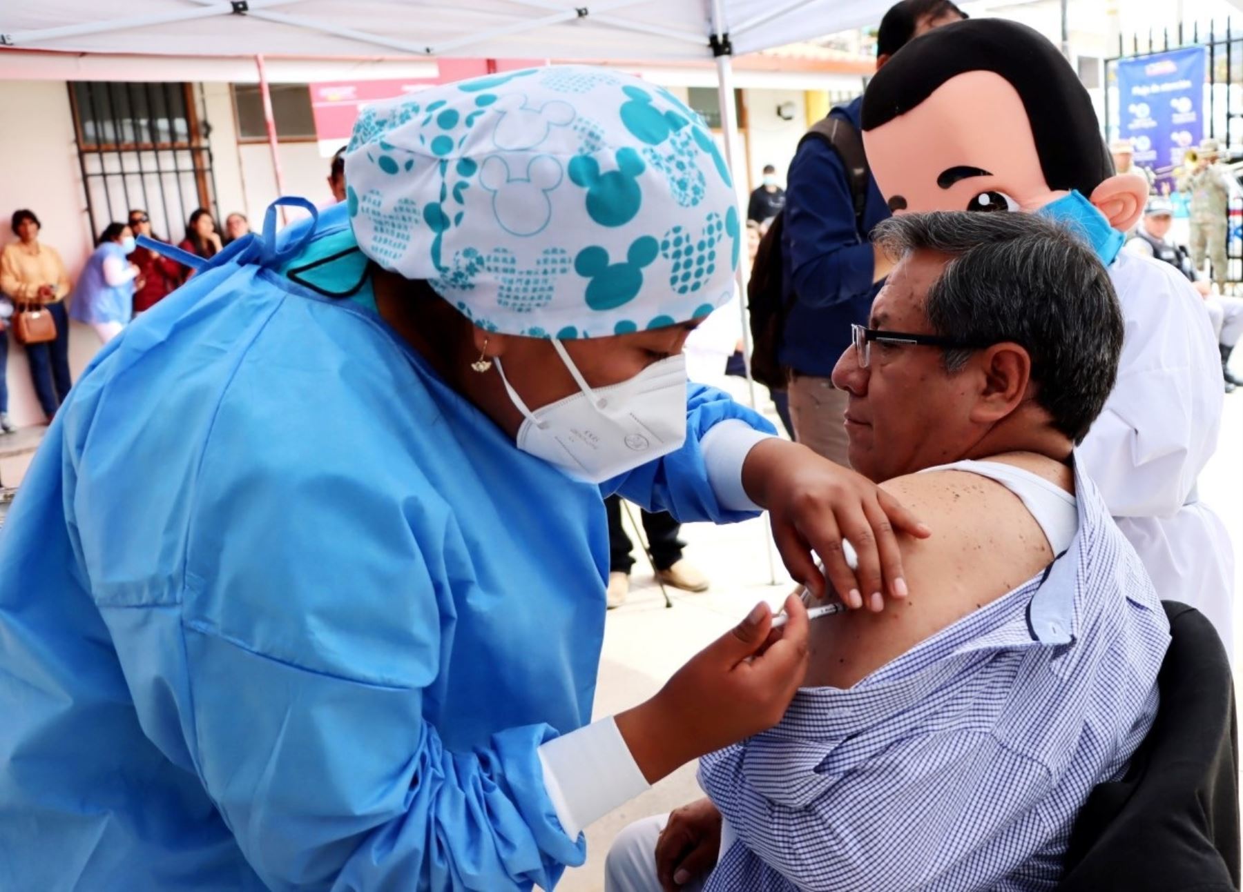 El titular de la Dirección Regional de Salud (Diresa) de Cajamarca, Víctor Zavaleta Gavidia, fue el primero en recibir la vacuna bivalente contra el covid-19. Se espera inmunizar a más de 11,000 trabajadores de salud de esa región. Foto: Eduard Lozano.