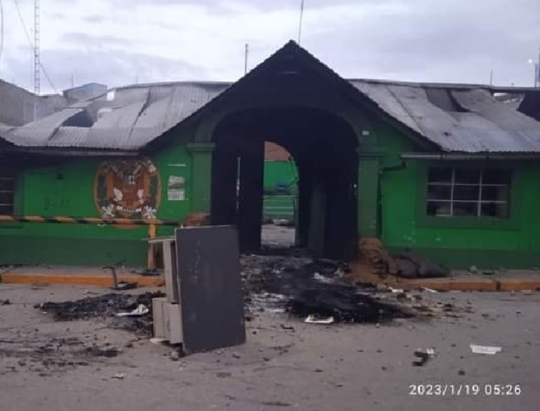 Así quedó la comisaría de Macusani, en Puno, que anoche fue atacada e incendiada por vándalos luego de un enfrentamiento con la Policía. Foto: cortesía: Radio Tv Exclusiva Carabaya