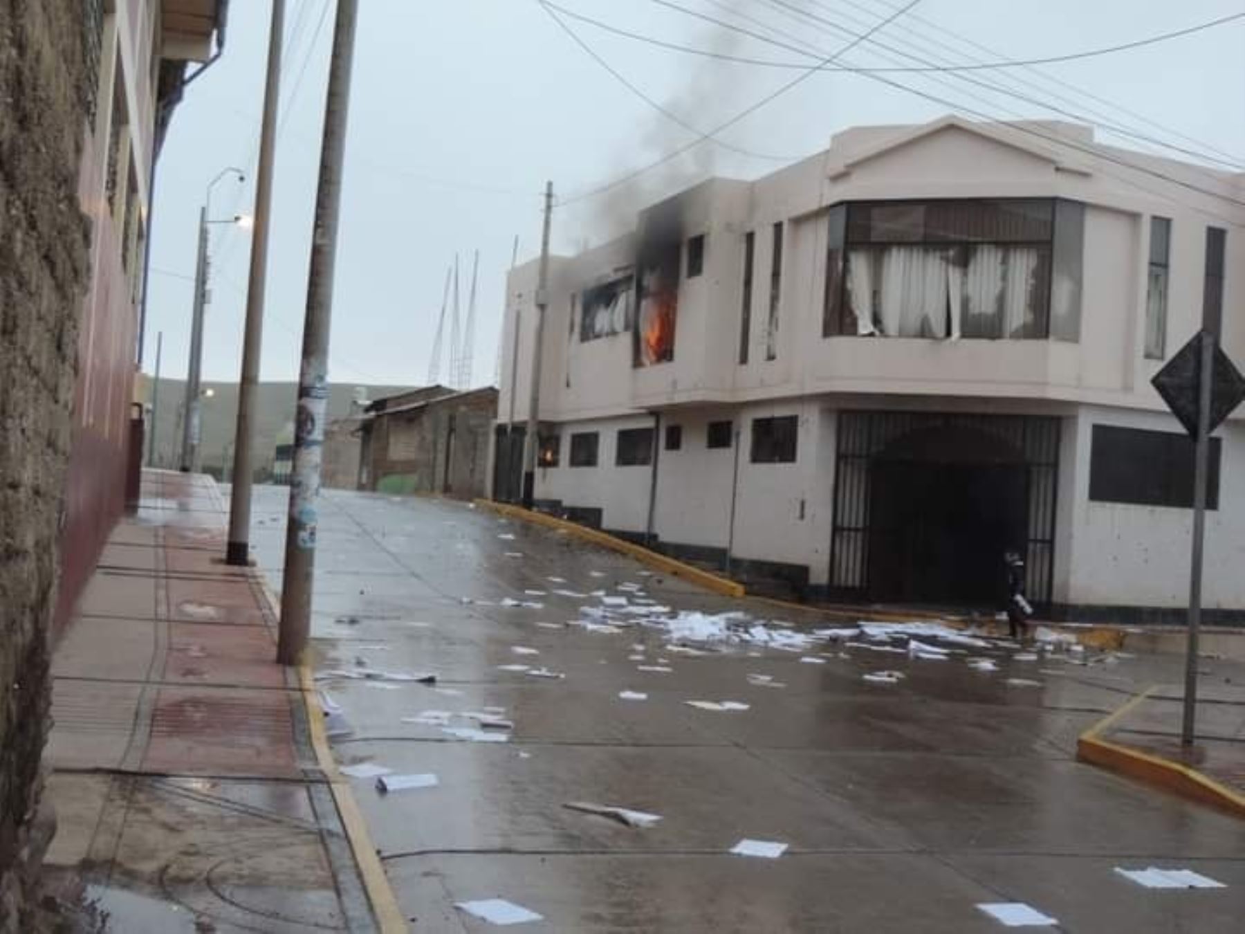 La sede del Poder Judicial en Macusani fue atacada e incendiada por vándalos que incendiaron también la comisaría local. Foto: cortesía: Radio Tv Exclusiva Carabaya.