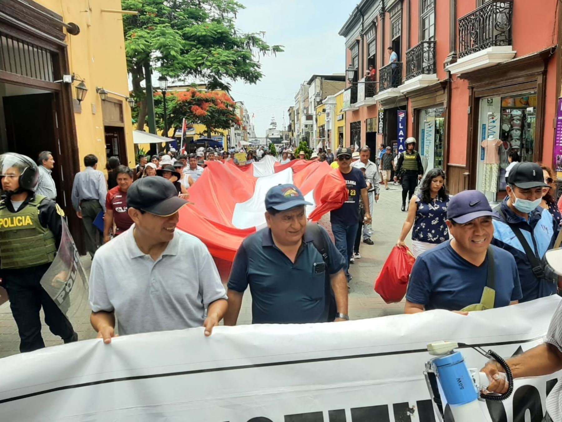 Manifestantes se movilizaron esta mañana de manera pacífica por las calles del centro de Trujillo en contra del gobierno de Dina Boluarte y el Congreso de la República. Foto: Luis Puell