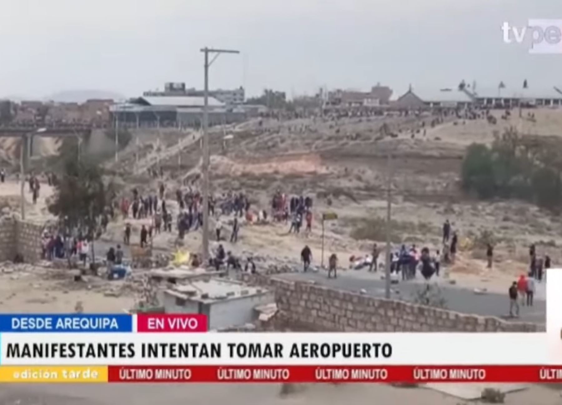 Alrededor de 2,000 manifestantes intentan tomar por la fuerza el aeropuerto internacional Alfredo Rodríguez Ballón, de Arequipa. Durante sus ataques han causado daños en la malla perimétrica y una caseta del terminal aéreo.