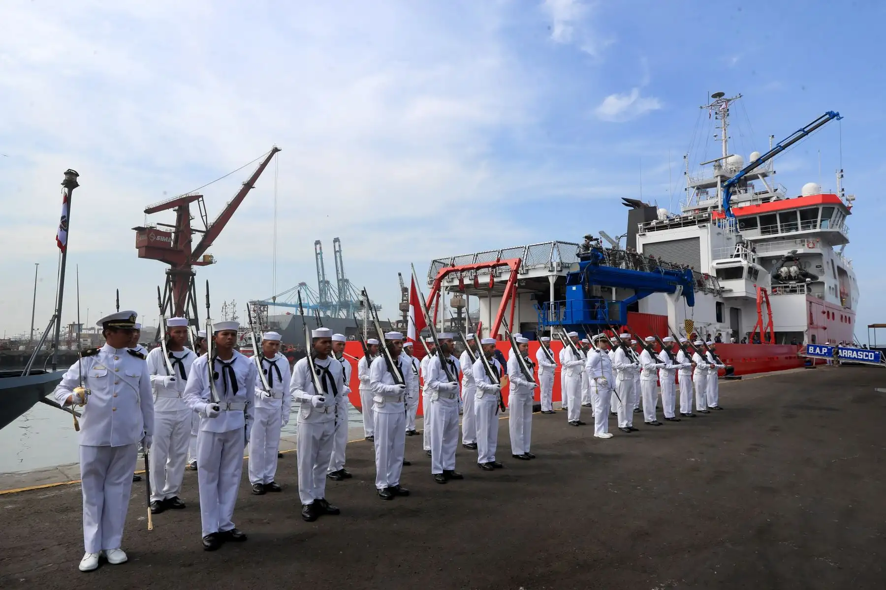 Entre los expedicionarios llevará a bordo a científicos y personal multidisciplinario de diversos sectores del Estado, quienes, durante 70 días, realizarán trabajos de investigación científicas y oceanográficas; así como, labores académicas a bordo y en la Ecamp. Foto: Mindef