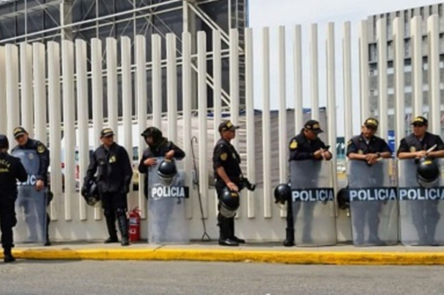 Agentes de la Policía Nacional custodian las instalaciones del aeropuerto Jorge Chávez (imagen referencial). Foto: ANDINA/Difusión.
