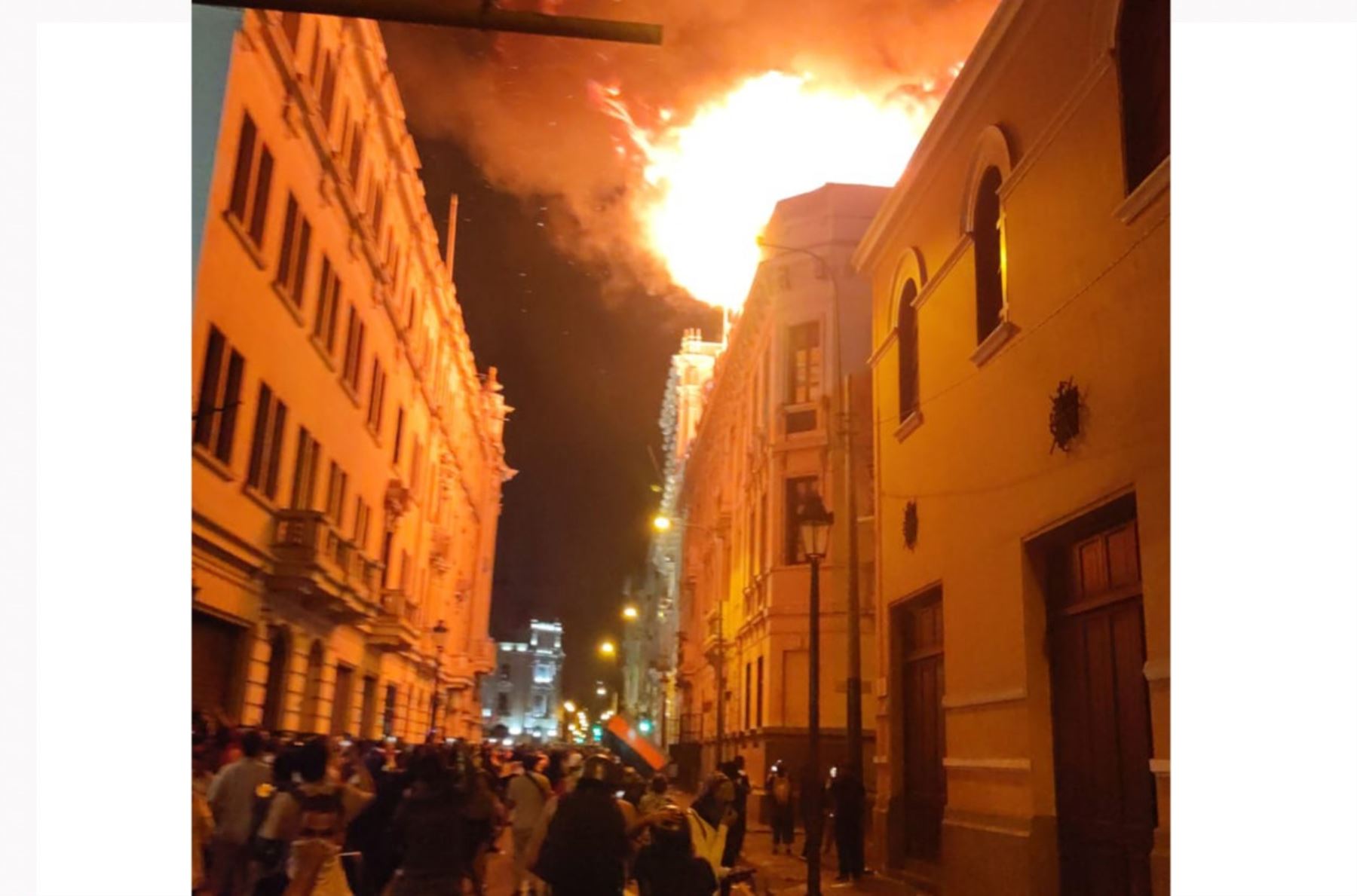 Incendio cerca a la Plaza San Martín. Foto: ANDINA/ Andrés Valle