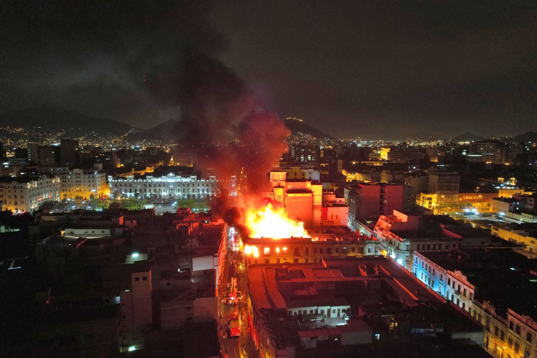 Un incendio de grandes proporciones se reporta esta noche en los alrededores de la plaza San Martín, donde se han reunido manifestantes que han llegado desde distintas regiones del país para participar en la autodenominada marcha "La toma de Lima". Foto: ANDINA/ Andrés Valle