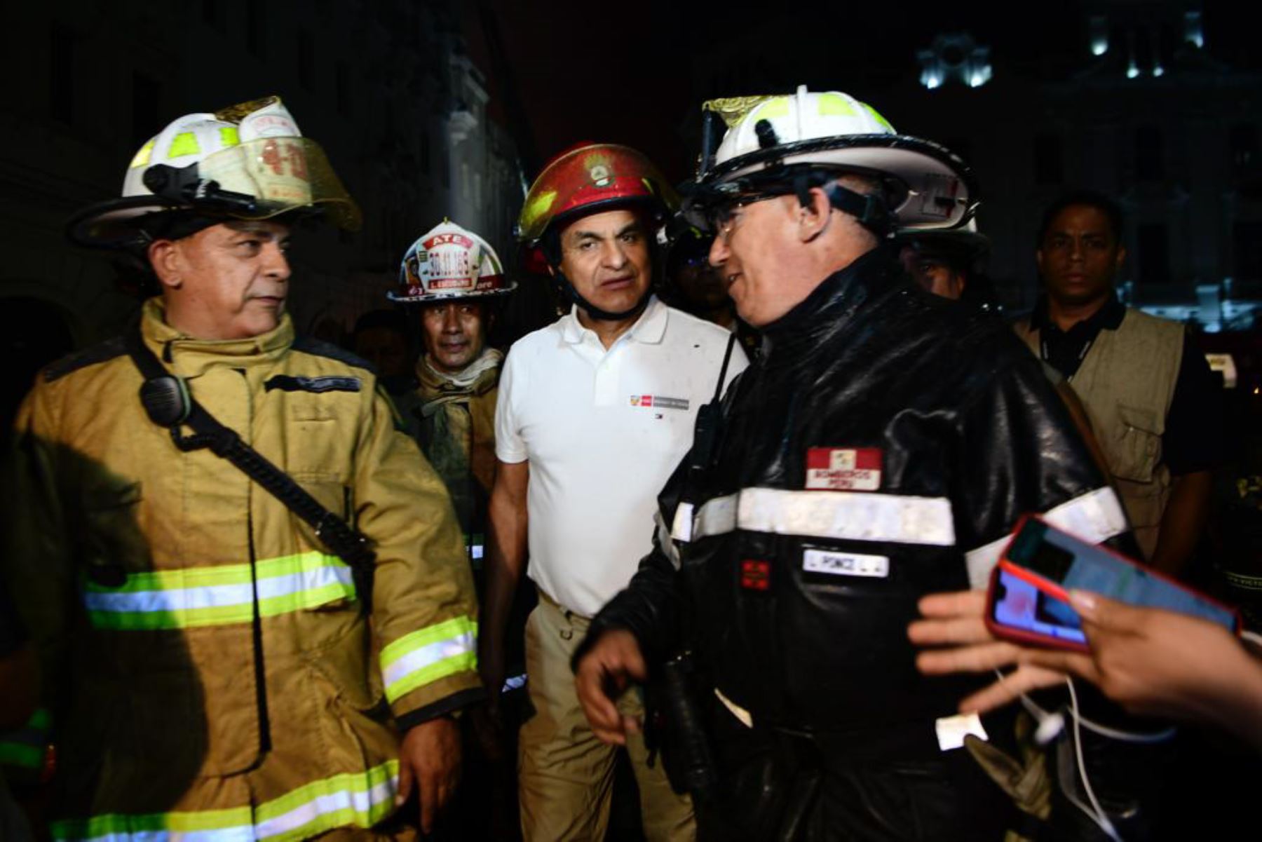 El ministro del Interior, Vicente Romero, llegó a la zona del siniestro para supervisar el trabajo desplegado por los bomberos. Foto: Mininter