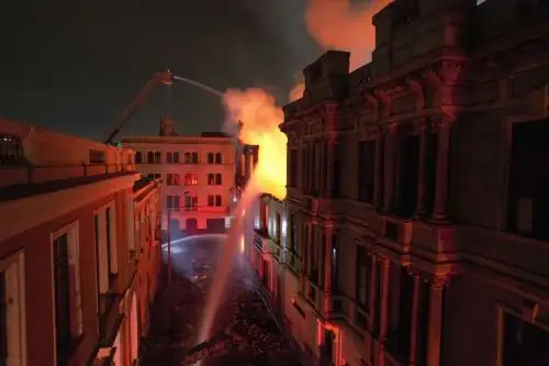 Incendió se reportó a las 18:30 horas, aproximadamente, y afecto un inmueble considerado Patrimonio Cultural de la Nación. ANDINA/Andrés Valle