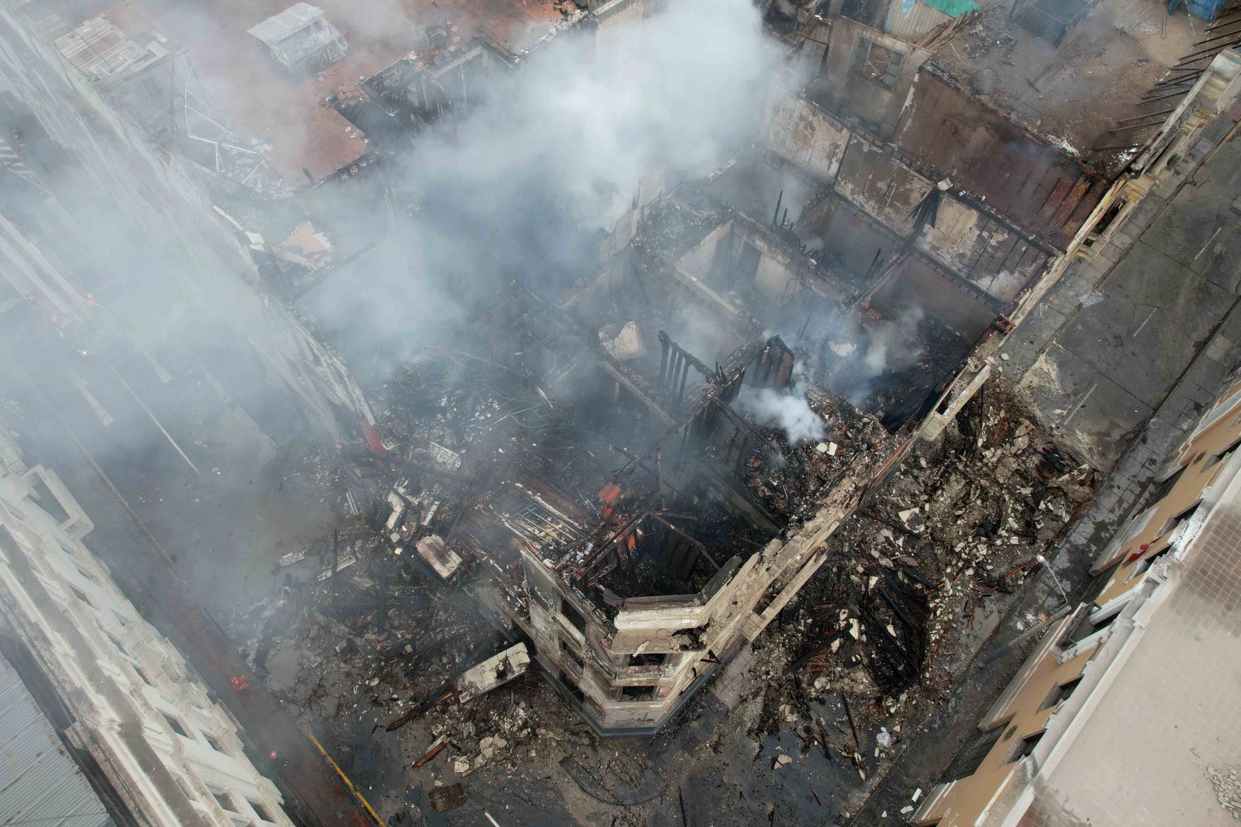 Incendio de grandes proporciones en viviendas ubicadas en la esquina de jirón Lino Cornejo con jirón Carabaya en los alrededores de la plaza San Martín. Foto: ANDINA/ Ricardo Cuba