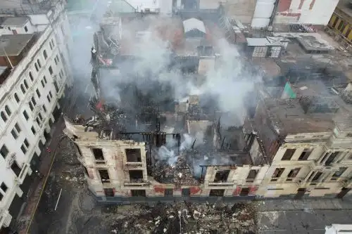El incendio ocurrido en el cruce de los jirones Contumazá y Lino Cornejo fue confinado en la madrugada. Foto: ANDINA/Ricardo Cuba