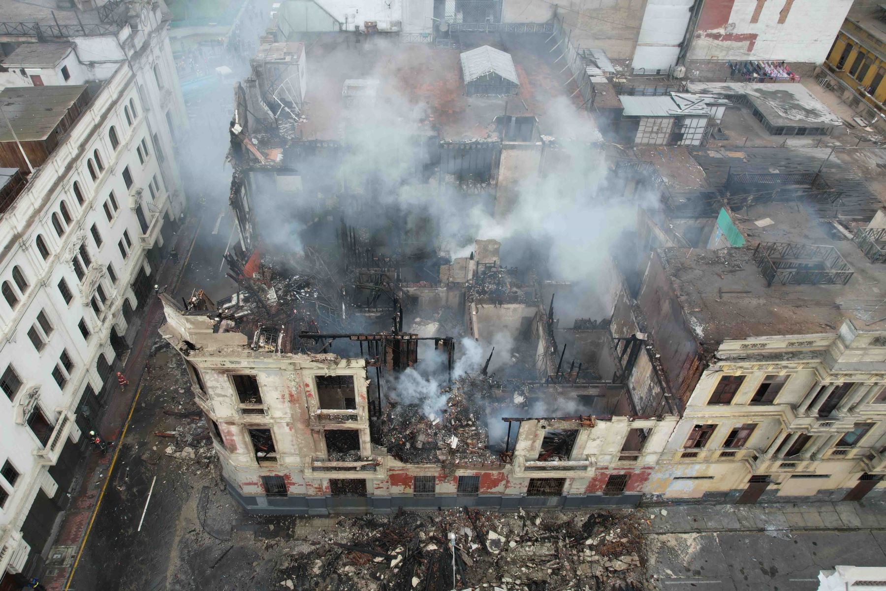 Incendio de grandes proporciones en viviendas ubicadas en la esquina de jirón Lino Cornejo con jirón Carabaya en los alrededores de la plaza San Martín. Foto: ANDINA/ Ricardo Cuba