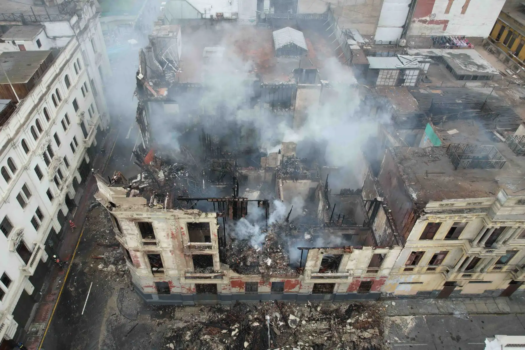 El incendio ocurrido en el cruce de los jirones Contumazá y Lino Cornejo fue confinado en la madrugada. Foto: ANDINA/Ricardo Cuba