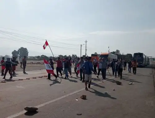 Por segundo día consecutivo, la carretera Panamericana Sur se encuentra bloqueada a la altura de la provincia de Ica. Piquetes bloquean la vía con piedras y llantas. Foto: Genry Bautista.