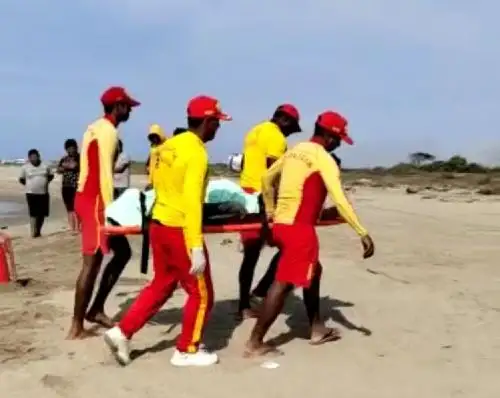 Salvavidas de la Policía Nacional rescatan cuerpo de desaparecido en Playa Hermosa tras fuertes oleajes en Tumbes.