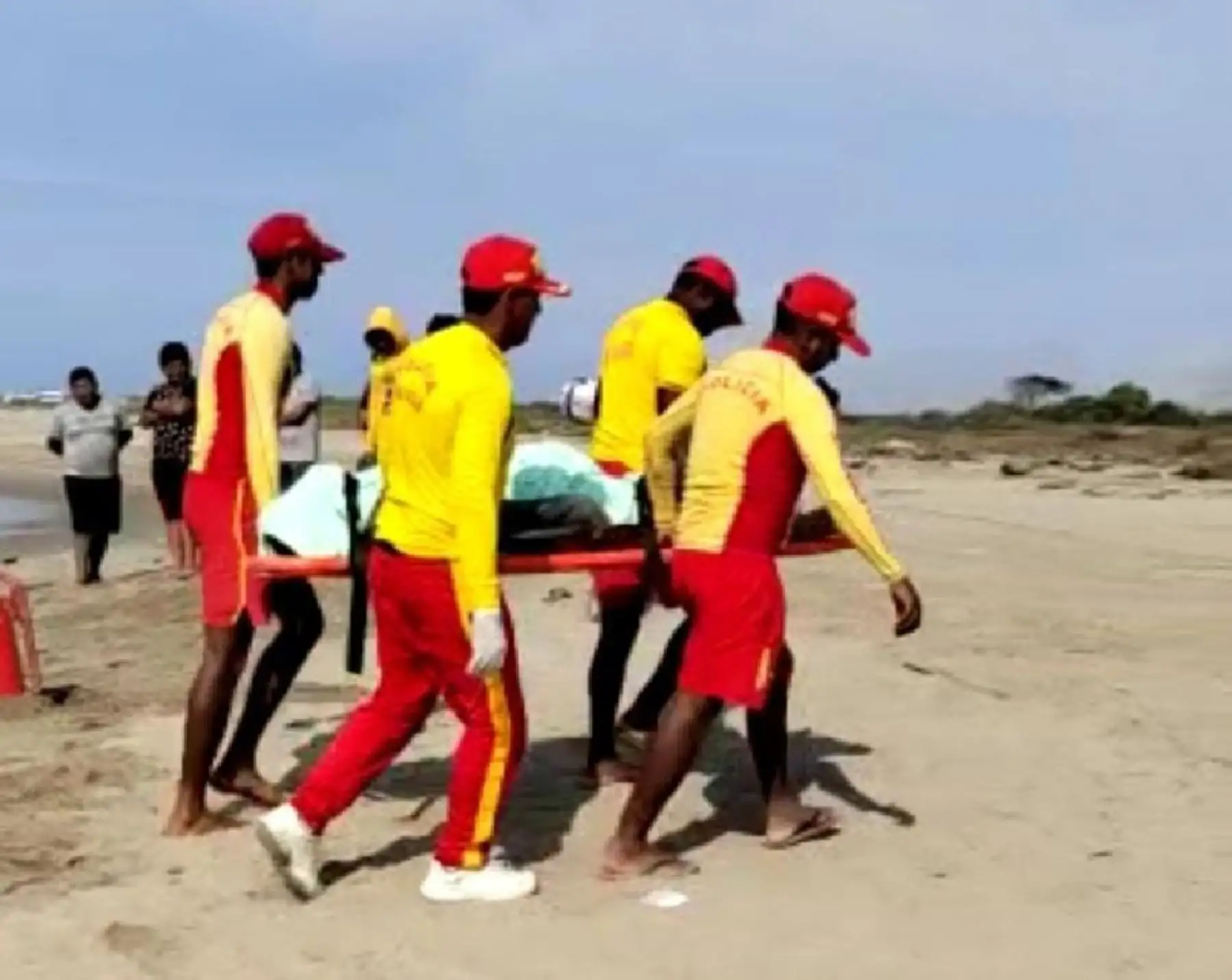 Salvavidas de la Policía Nacional rescatan cuerpo de desaparecido en Playa Hermosa tras fuertes oleajes en Tumbes.