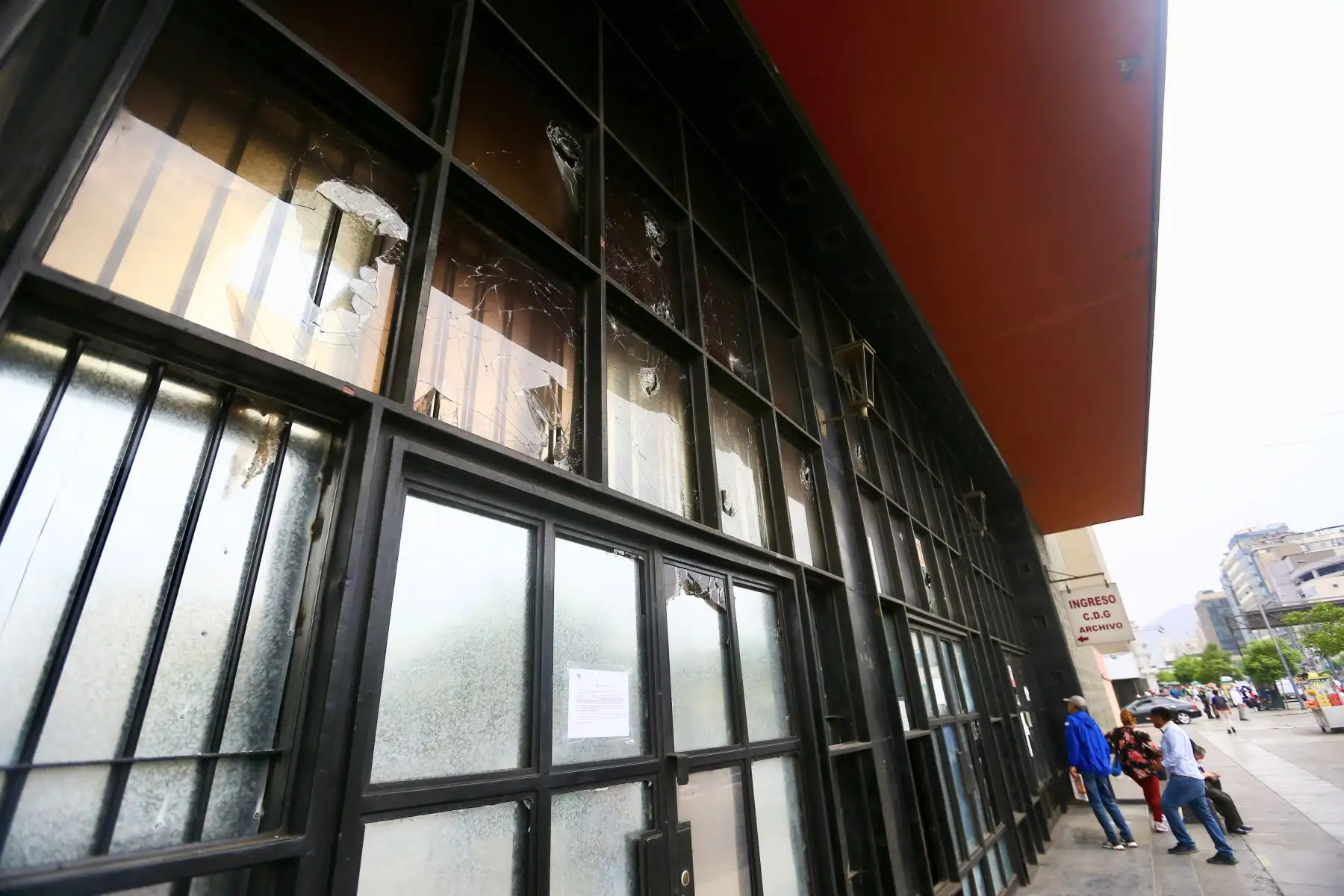 El cercado de Lima fue centro de protestas este jueves 19, lo cual dejo daños en la ciudad, vidrios rotos en el Ministerio Público de la avenida Abancay