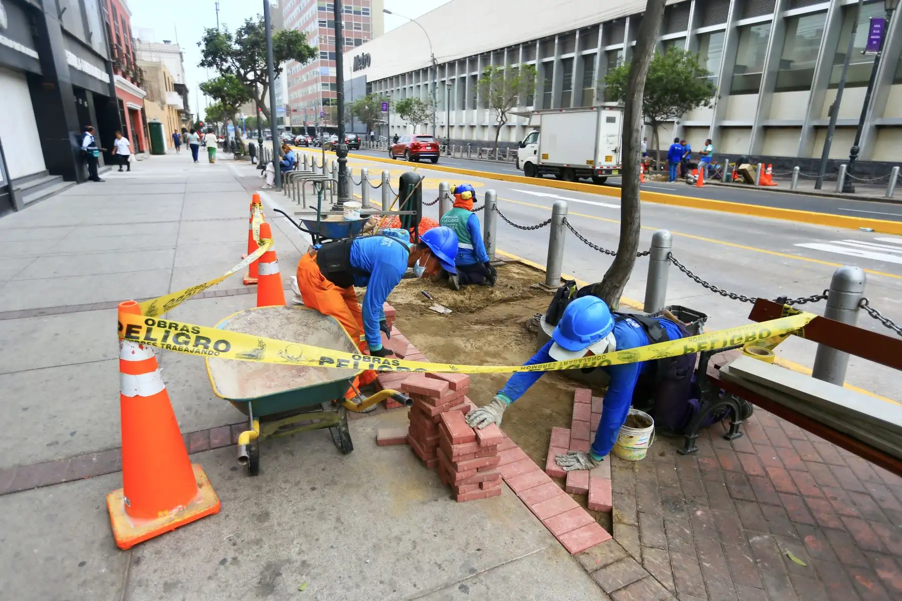 El cercado de Lima fue centro de protestas este jueves 19,lo cual dejo daños en la ciudad, en El Jirón Lampa trabajadores reponen los adoquines de las veredas que fueron usadas como proyectiles.

Foto: ANDINA/Ricardo Cuba