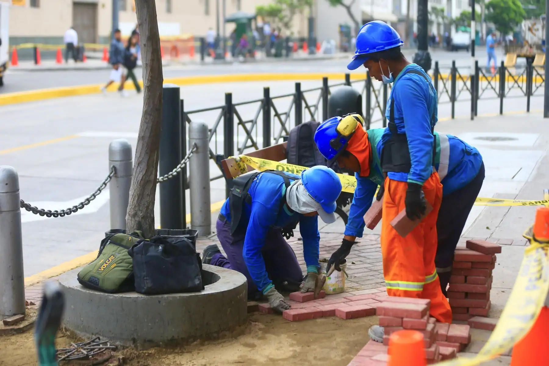 El cercado de Lima fue centro de protestas este jueves 19 en, lo cual dejo daños en la ciudad, en El Jirón Lampa trabajadores reponen los adoquines de las veredas que fueron usadas como proyectiles.

Foto: ANDINA/Ricardo Cuba